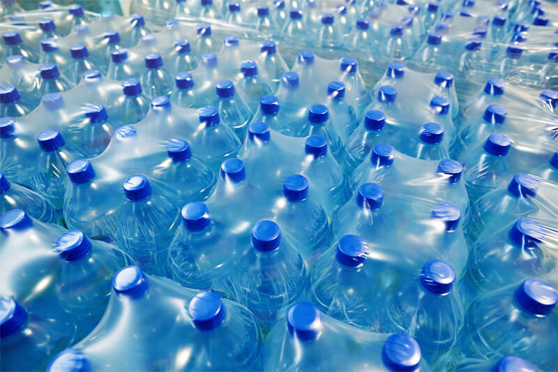Plastikflaschen mit Wasser