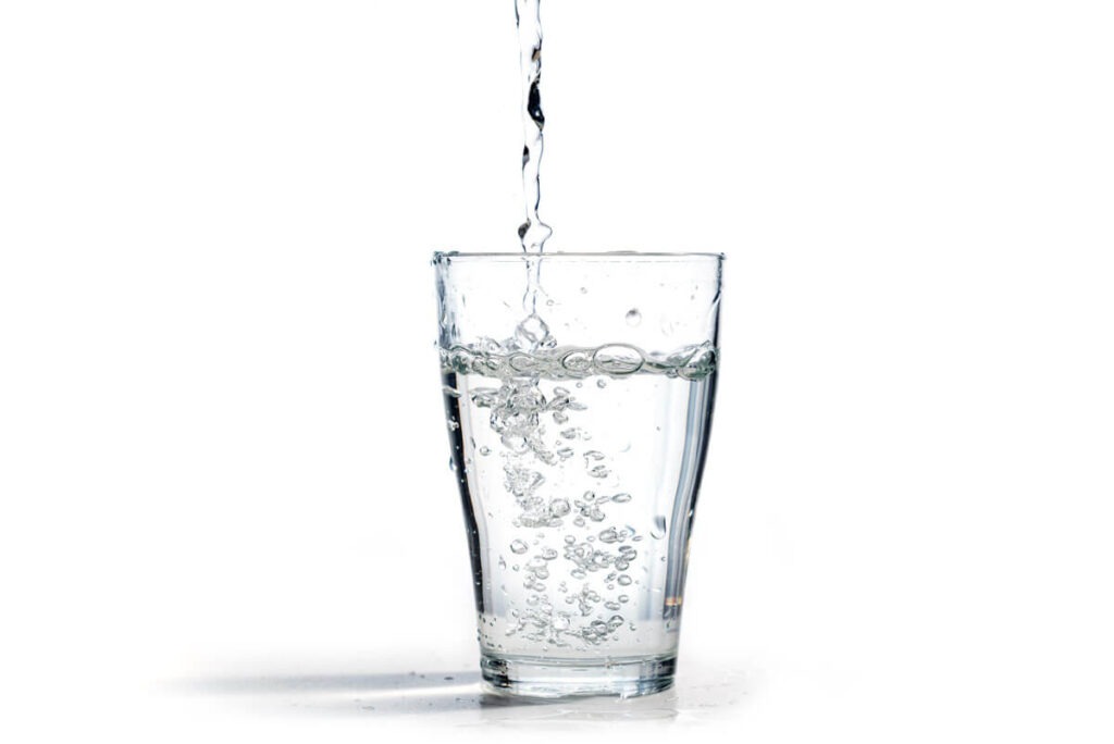 Wasser mit Mineralien im Glas 